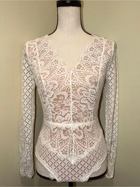 Vera & Lucy White Sheer Eyelash Lace Long Sleeve Bodysuit Size Small